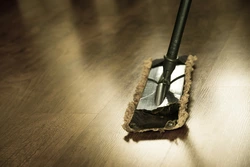Usa una parte di bicarbonato di sodio o acqua calda per pulire il pavimento